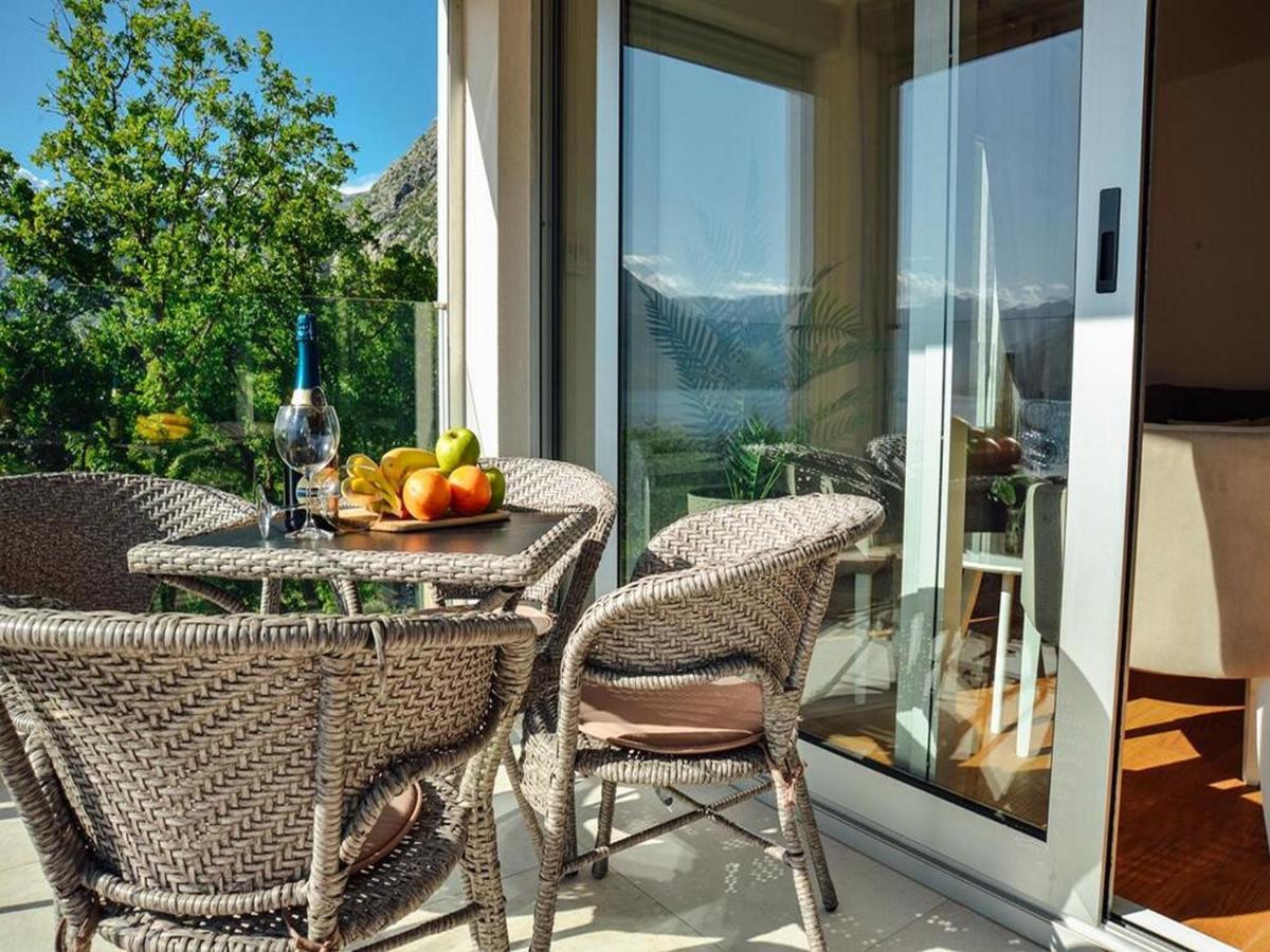 Ily Apartment With Sea View Kotor Bagian luar foto